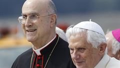 V nedávných dnech se kardinál Bertone (vlevo) často objevoval po boku Benedikta XVI. Patrně proto, aby signalizovali svou spřízněnost a vzájemnou loajalitu.