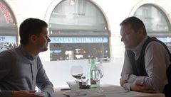Středa 18. července 2012, kolem čtrnácté hodiny, pražská restaurace Kogo. Vlevo Jan Novák, vpravo Vlastimil Rampula.