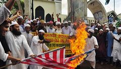 Muslimové před mešitou v bangladéšské Dháce pálí americkou vlajku na protest proti americkému filmu, jenž zesměšňuje proroka Mohameda.