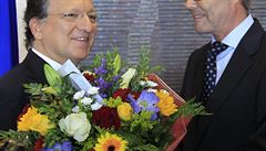 Jose Manuel Barroso přijímá gratulaci od velvyslance Norska v EU Atle Leikvolla.