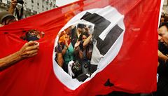 Protestů proti Německu a kancléřce Angele Merkelové se minulý týden v Aténách zúčastnilo více než 50 tisíc demonstrantů. Došlo i na pálení vlajek s nacistickou symbolikou.