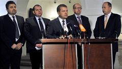 Poslanci-rebelové (zleva) Tomáš Úlehla, Jan Florián, Petr Tluchoř, Ivan Fuksa a Marek Šnajdr na tiskové konferenci v úterý večer před hlasováním o daňovém balíčku optimismem nehýřili.