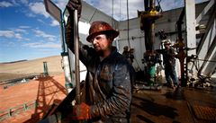 Zablácený naftař Brian Waldner na ropném vrtu True Company v Severní Dakotě 20. října 2012. Severní Dakotu zaplavily tisíce lidí, aby se v rámci boomu těžby ropy v tomto státě USA zapojili do práce.