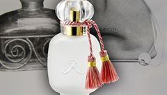 V popředí Lotus Rose, nejnovější parfém firmy Les Parfums de Rosine. V pozadí parfém Balcon z roku 1922. Paul Poiret se při navrhování jeho flakonu nechal dle svých slov inspirovat pařížskými balkony.