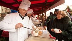 Pražský primátor Bohuslav Svoboda (ODS) a další pražští politici zdarma rozlévají oblíbený vánoční pokrm.
