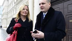 Vít Bárta s manželkou Kateřinou Klasnovou před budovou soudu po vynesení osvobozujícího rozsudku.
