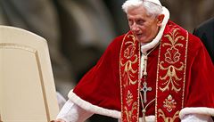 Benedikt XVI. vyuil utien bou ve Vatiknu k pedn papesk berly