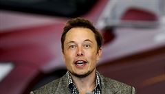 Důvod k oslavě: elektřinou poháněný sedan Model S míří k zákazníkům. Ředitel automobilky Tesla Motors Elon Musk ve firemní továrně v kalifornském Fremontu 22. června 2012.