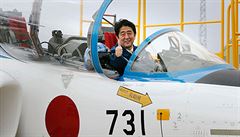 Vláda premiéra Šinzó Abeho (na snímku) se těší 70procentní podpoře voličů.