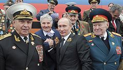 Vladimir Putin na veterány druhé světové války nezapomíná (snímek je z oslav vítězství nad nacistickým Německem loni 9. května).