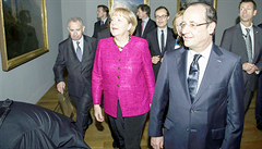 AngelaMerkelová a François Hollande si společně prošli výstavu 30. května.