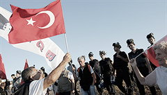 Turecká policie bránila v pochodu demonstrantů k soudu ve městě Silivri na západ od Istanbulu, kde se 5. srpna konal proces s lidmi obviněnými ze svržení islamistické vlády v čele s Recepem Tayyipem Erdoganem.