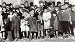 Skupina romský dětských vězňů koncentračního tábora Lety. Děti tu umíraly především hlady a zimou.