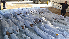 Syrští aktivisté prohlížejí těla lidí, kteří 21. srpna zahynuli při útoku nervovým plynem v příměstské oblasti Damašku Ghúta.