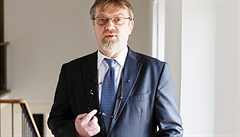 Stanislav Štech je profesorem pedagogické psychologie od roku 2007, ale již čtyři roky předtím se stal prorektorem UK. Je důstojníkem Řádu akademických palem Francouzské republiky.