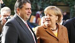 Německá kancléřka a šéfka CDU Angela Merkelová již s předsedou SPD Sigmarem Gabrielem zahájila koaliční rozhovory (na snímku z 30. října před sídlem SPD v Berlíně).