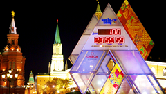 Čas zbývající do začátku olympijských her v Soči v roce 2014 odpočítávají v Moskvě obří prosvětlené hodiny.