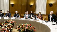 Účastníci ženevského jednání (zleva): ministři zahraničních věcí Číny Wang I, USA John Kerry, Francie Laurent Fabius, Ruska Sergej Lavrov, Evropské unie Catharine Ashtonová a Íránu Mohammad Džavád Zaríf.