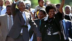 Nelson Mandela se svou ženou Winnie opouští po 27 letech strávených za mřížemi věznici Victor Verster (11. února 1990). | na serveru Lidovky.cz | aktuální zprávy