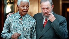 Bývalý jihoafrický prezident s kubánským prezidentem Fidelem Castrem (vpravo) při návštěvě Mandelova domova v johannesburgském Houghtonu (září 2001).