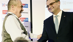 Miroslav Kalousek obhájil 8. prosince v Praze post místopředsedy na celostátním sněmu TOP 09. Na snímku mu gratuluje předseda Karel Schwarzenberg.