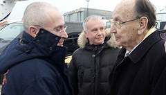 Nejznámějšího ruského vězně Michaila Chodorkovského přivítal po příletu na berlínské letiště 20. prosince bývalý německý ministr zahraničí a vicepremiér Hans-Dietrich Genscher.