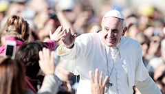 Papež František se vítá s dětmi na Svatopetrském náměstí ve Vatikánu 6. listopadu.