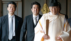 Japonský premiér Šinzó Abe (uprostřed) se v šintoistické svatyni Jasukuni pomodlil za duše padlých Japonců, čímž ranil city obyvatel Číny a Jižní Koreje.