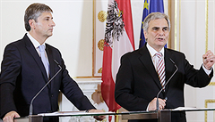 V Rakousku velká koalice pod vedením kancléře, sociálního demokrata Wernera Faymanna (vpravo) a jeho lidoveckého kolegy, vicekancléře Michaela Spindeleggera, za posledních šest let nic podstatného nezměnila. Jak si povede v následujících čtyřech letech, 