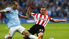 Kdo s koho? Pablo Zabaleta (vlevo) v souboji s Lee Cattermolem.