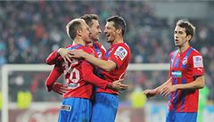 Daniel Kolá� se raduje se spoluhrá�i.