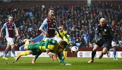 Padající Wes Hoolahan v pokutovém území.