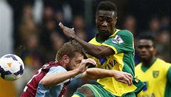 Ostrý souboj! Alexander Tettey (vpravo) a Nathan Baker.