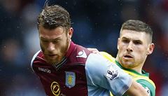 Gary Hooper se sna�í zastavit Nathana Bakera.