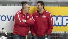 Trenér Vladimír Rika (vpravo) s asistentem Ondejem Weissmannem na stídace Slavie.
