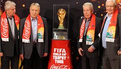 �eské fotbalové osobnosti s trofejí pro mistry sv�ta. Zleva: Václav Ma�ek,...