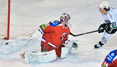 Úto�ník Záh�ebu Matt Ellison st�ílí gól branká�i Lva Petri Vehanenovi.