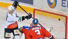 Úto�ník Záh�ebu Jonathan Cheechoo st�ílí gól branká�i Lva Petri Vehanenovi. Akci p�ihlí�í obránce Topi Jaakola.