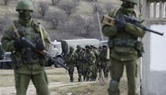 Ruští vojáci nedaleko krymského správního střediska Simferopol. | na serveru Lidovky.cz | aktuální zprávy