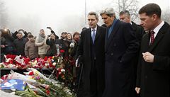 Kerry v Kyjev. Na Majdanu uctil mrtv a slbil Ukrajincm pomoc