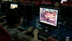 Hraní online her v �ínské internetové kavárn�. Mezi nejoblíben�j�í hry pat�í proslulá World of Warcraft.  