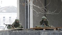 Vojáci st�e�í budovu krymského parlamentu v Simferopolu.