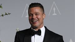 Brad Pitt pebírá Oscara za produkci filmu 12 let v etzech