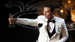 Matthew McConaughey p�ebírá Oscara v kategorii nejlep�í herec za roli ve filmu Klub poslední nad�je  