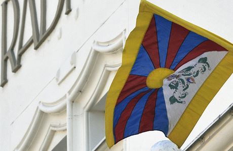 Tibetská vlajka zavlála i na opavské radnici. Opava vyjádila solidaritu s Tibetem ji po patnácté.