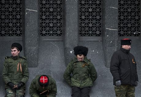 Kozáci hlídají budovu krymského parlamentu bhem probíhajícího referenda o pipojení poloostrova k Rusku.