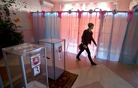 ena opoutí hlasovací místnost bhem krymského referenda.