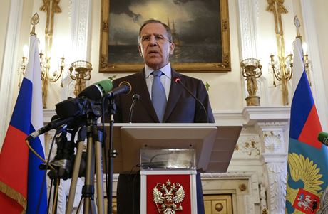 Ruský ministr zahranií Sergej Lavrov na jednání v Londýn.