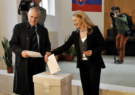 Kandidát na slovenského prezidenta Milan Kako s manelkou Eugenií odevzdali 15. bezna v Bratislav své hlasy v prvním kole prezidentských voleb.