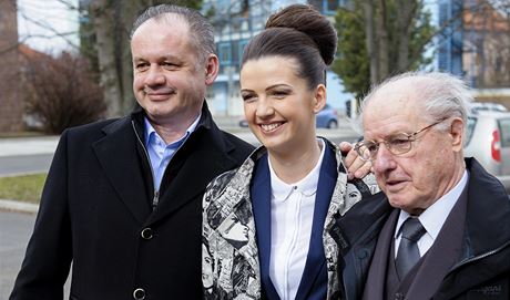 Kandidt na slovenskho prezidenta Andrej Kiska (vlevo) odevzdal 15. bezna v Poprad spolen se svou dcerou Natli a otcem Ondrejem svj hlas v prvnm kole prezidentskch voleb.